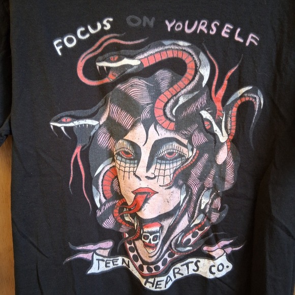 Teen Hearts Medusa Focus on Yourself SS Graphic Tee Large EUC - Picture 6 of 7